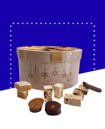 Coffret de chapeau contenant nougats, calissons et chocolats dans une boîte colorée.
