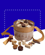 Coffret de Noël avec nougats, calissons, chocolats et pâtes de fruits, 500g au total.