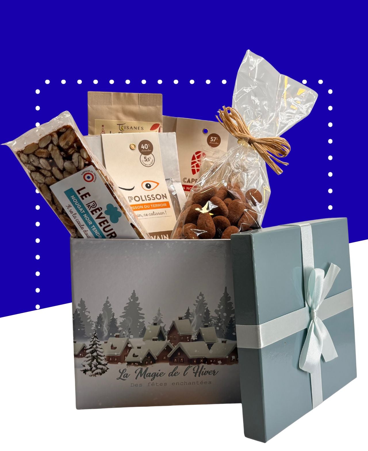 Coffret contenant divers snacks gourmands et une tisane de Noël, total 825g.