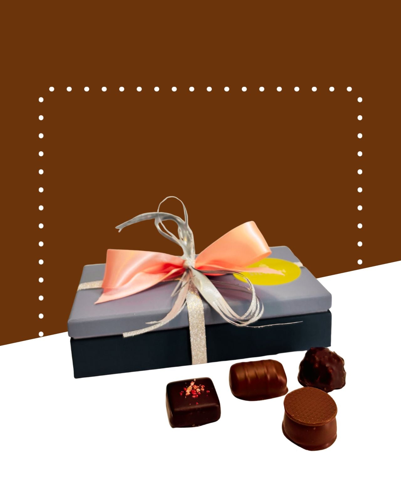 Ballotin de chocolats assortis noirs et laits avec différentes formes et textures visibles.