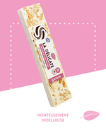Tendre nougat blanc avec amandes grillées et miel de lavande, présenté en morceaux.