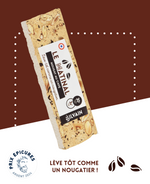 Nougat blanc au café, avec une texture fondante et croquante, présenté en morceaux.
