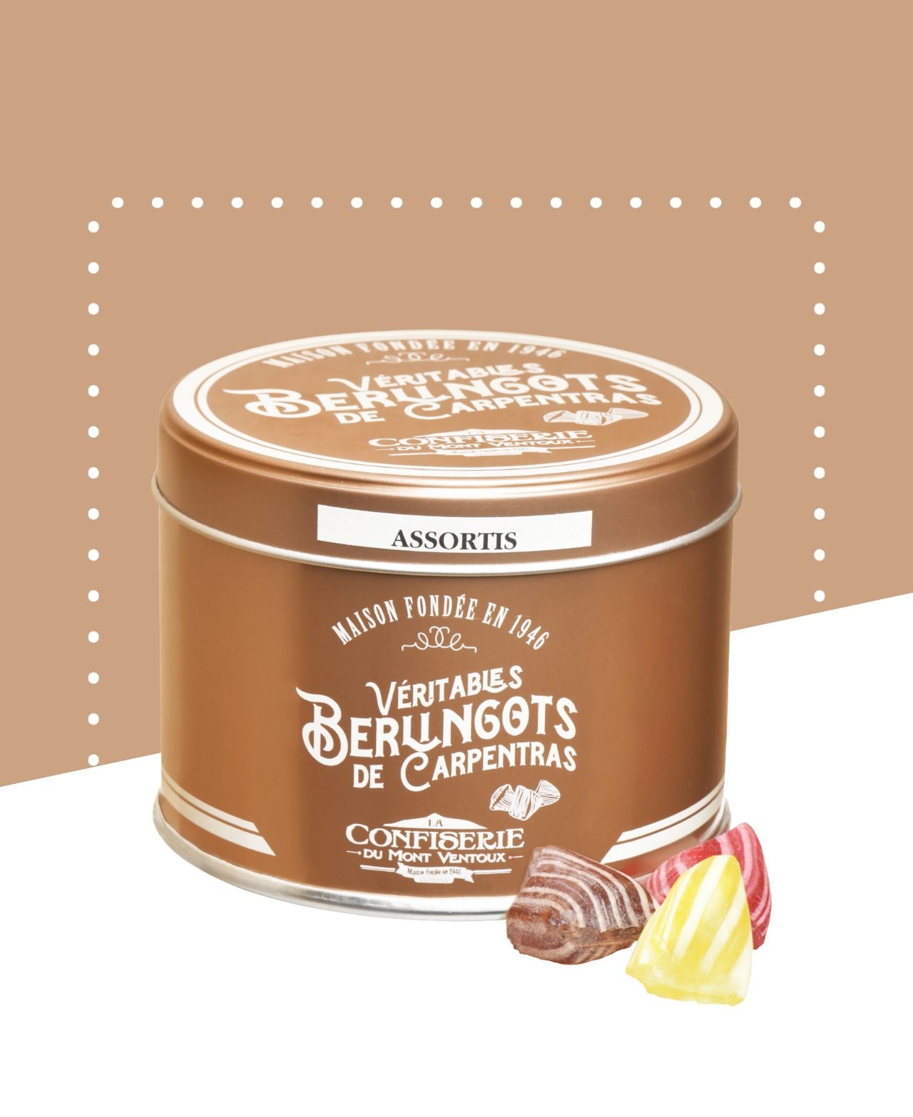 Boîte en fer contenant un assortiment de berlingots aux saveurs variées.