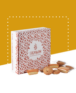 Boîte de macarons et financiers moelleux à la poudre d'amandes, emballés individuellement.