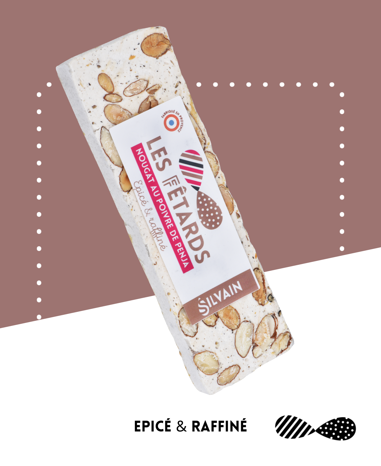 Nougat blanc aux amandes avec grains de poivre noir de Penja visible sur la surface.