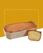 Tranche de financier moelleux à la pâte d'amande fine, accompagnée d'une tasse de thé.
