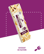 Nougat blanc avec abricots, figues, pistaches et amandes, présenté en morceaux.