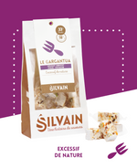 Nougat blanc avec abricot, figue, pistache et amande visible en morceaux.