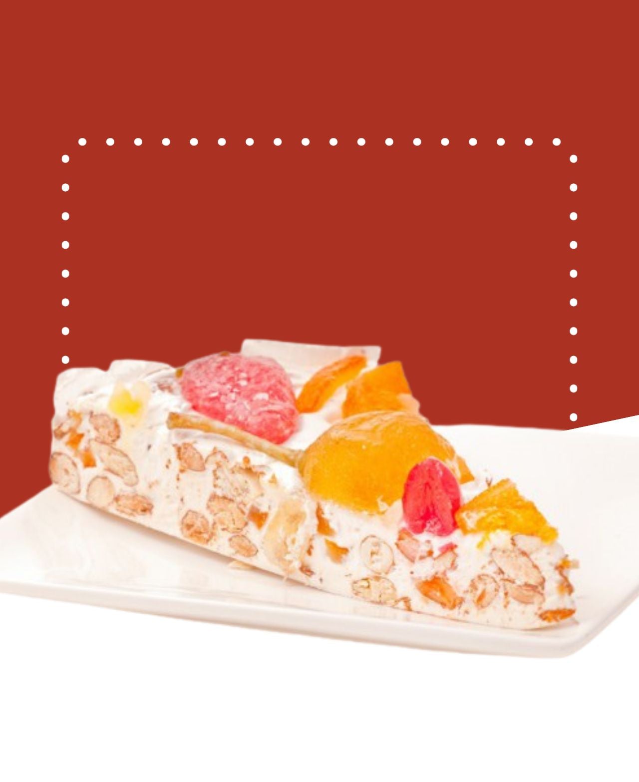 Gâteau nougat blanc avec fruits confits, découpé en parts, sur un plat blanc.
