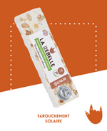 Nougat blanc aux noisettes et amandes, présenté dans un emballage élégant.