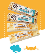 Deux barres de nougat blanc au miel et deux barres de nougat noir tendre en emballage.