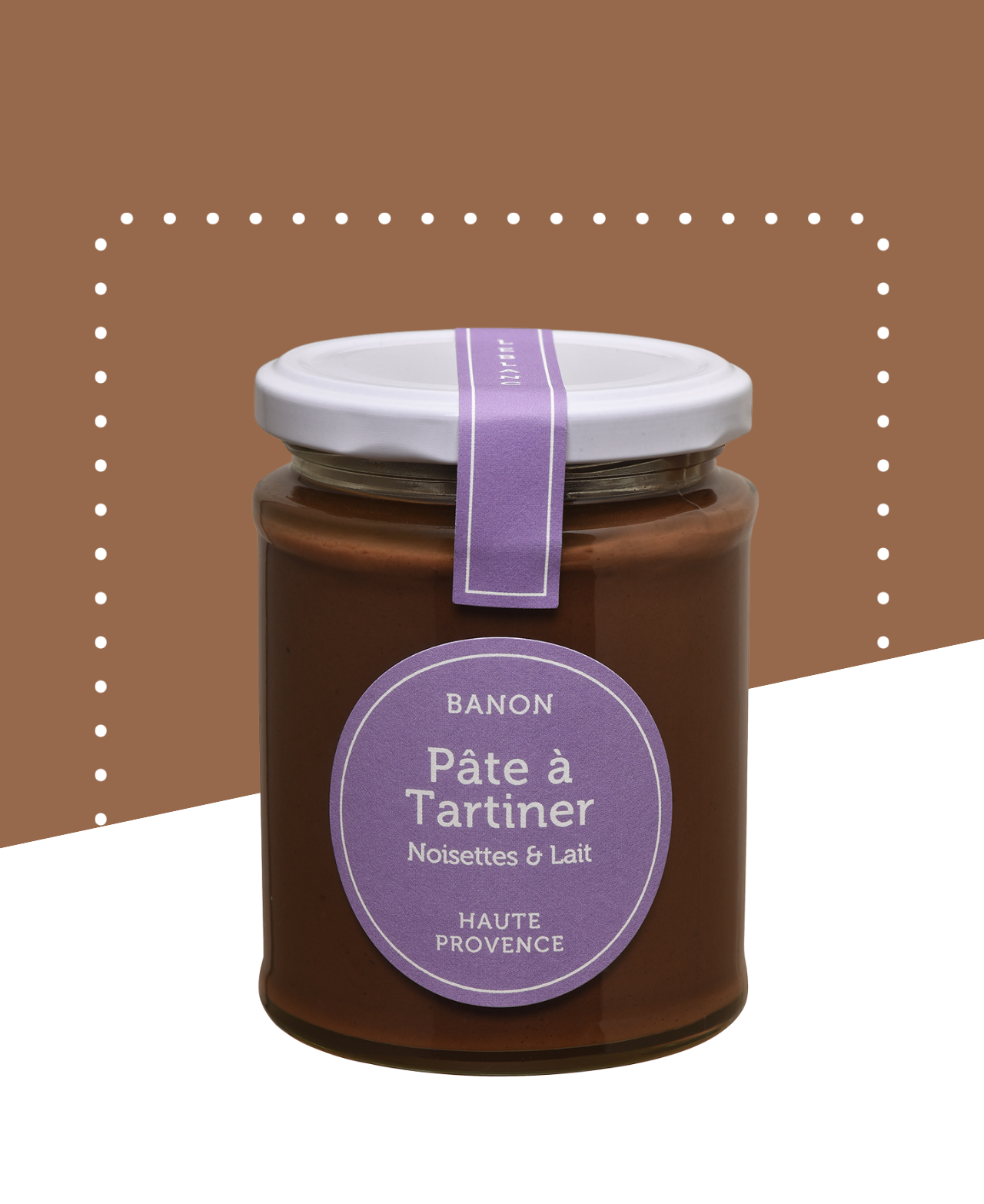 Pot de pâte à tartiner bio noisette et lait avec étiquette verte et blanche.