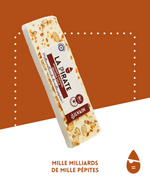 Tendre nougat blanc avec pépites de caramel au beurre salé dans un emballage coloré.