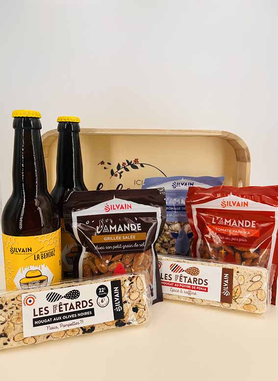 Coffret apéritif provençal avec amandes variées, nougats aromatisés et deux bières au miel.