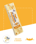 Nougat blanc extra miel avec une texture fondante, couleur jaune pastel et amandes visibles.